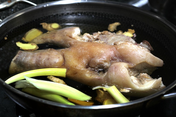 大锅焖猪头正宗做法,焖猪头最正宗的做法