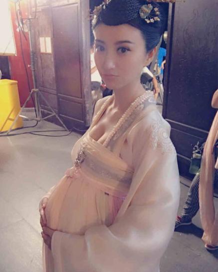 景甜奶油肌照 (景甜的颜值和身材)