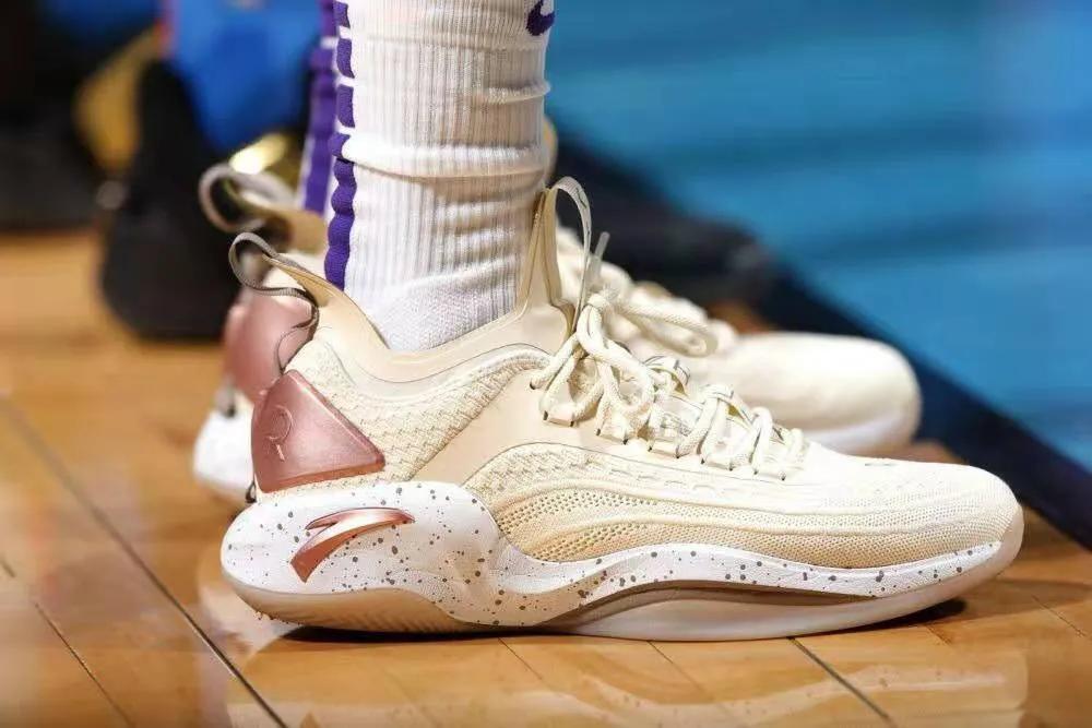 nba球员上脚安踏,nba球员上脚球鞋欧文4绿橙粉