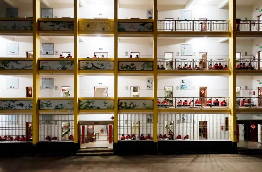 靠唱红歌、苦学,她让1800多名穷女孩考上大学,张桂梅的神话能复制吗?