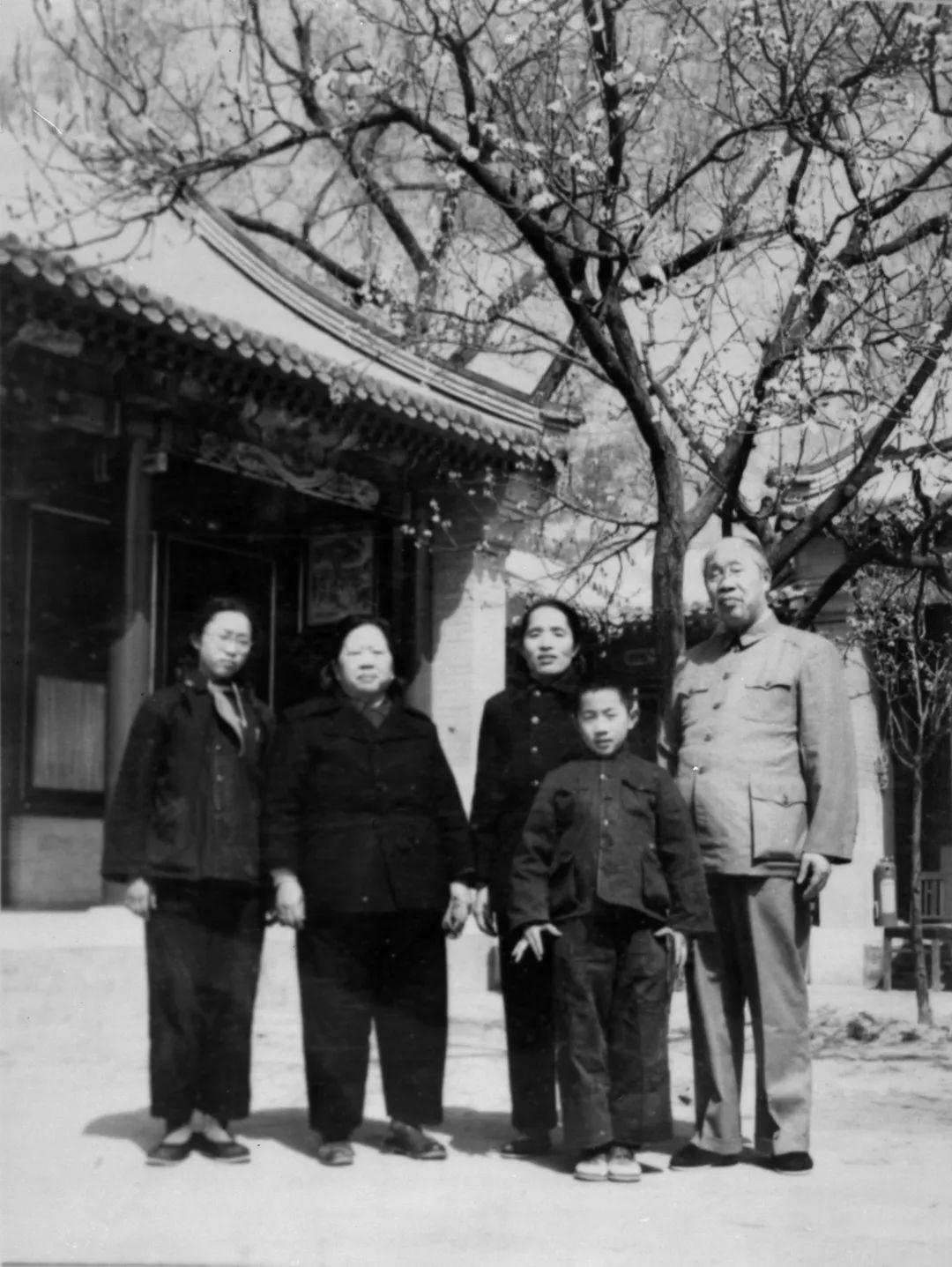 红岩女主饶国模：为爱私奔，丈夫入国民*党**并再婚，她把家献*产党共**