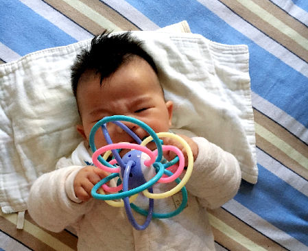 一喂奶宝宝就哭闹怎么回事,一喂奶宝宝就睡觉怎么办