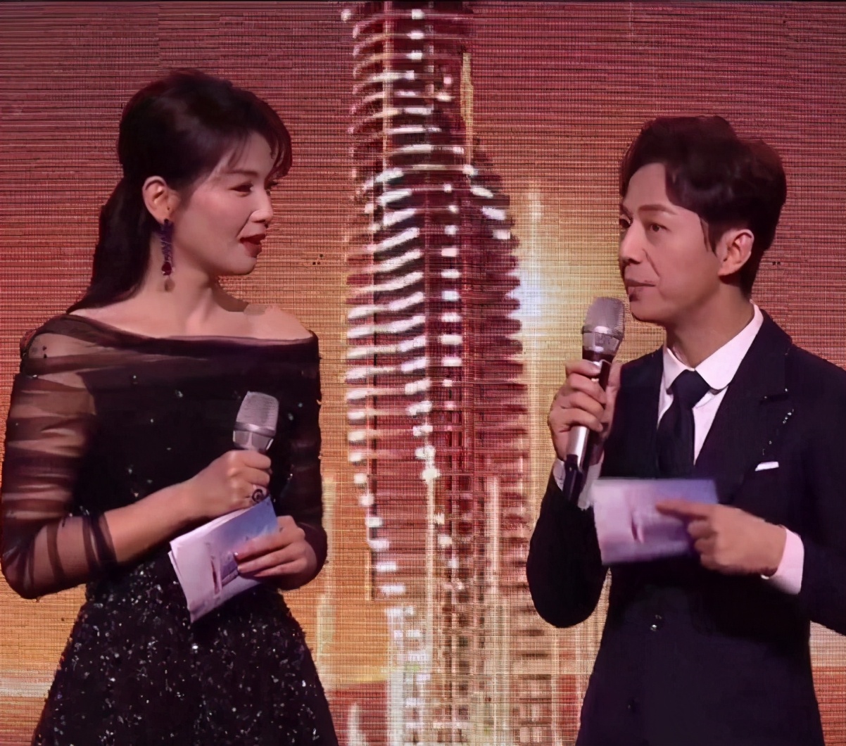 如果演员门槛低，那主持人就没门槛，金鹰节现暖心式提词器