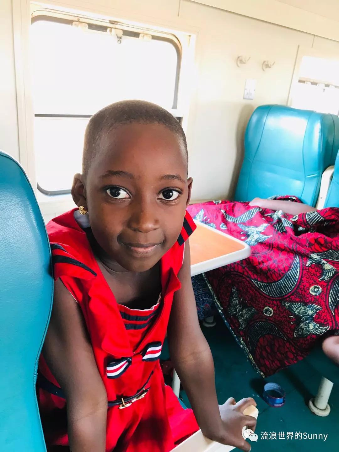 流浪非洲，乘坐中国援建火车去赞比亚，满满的亲切