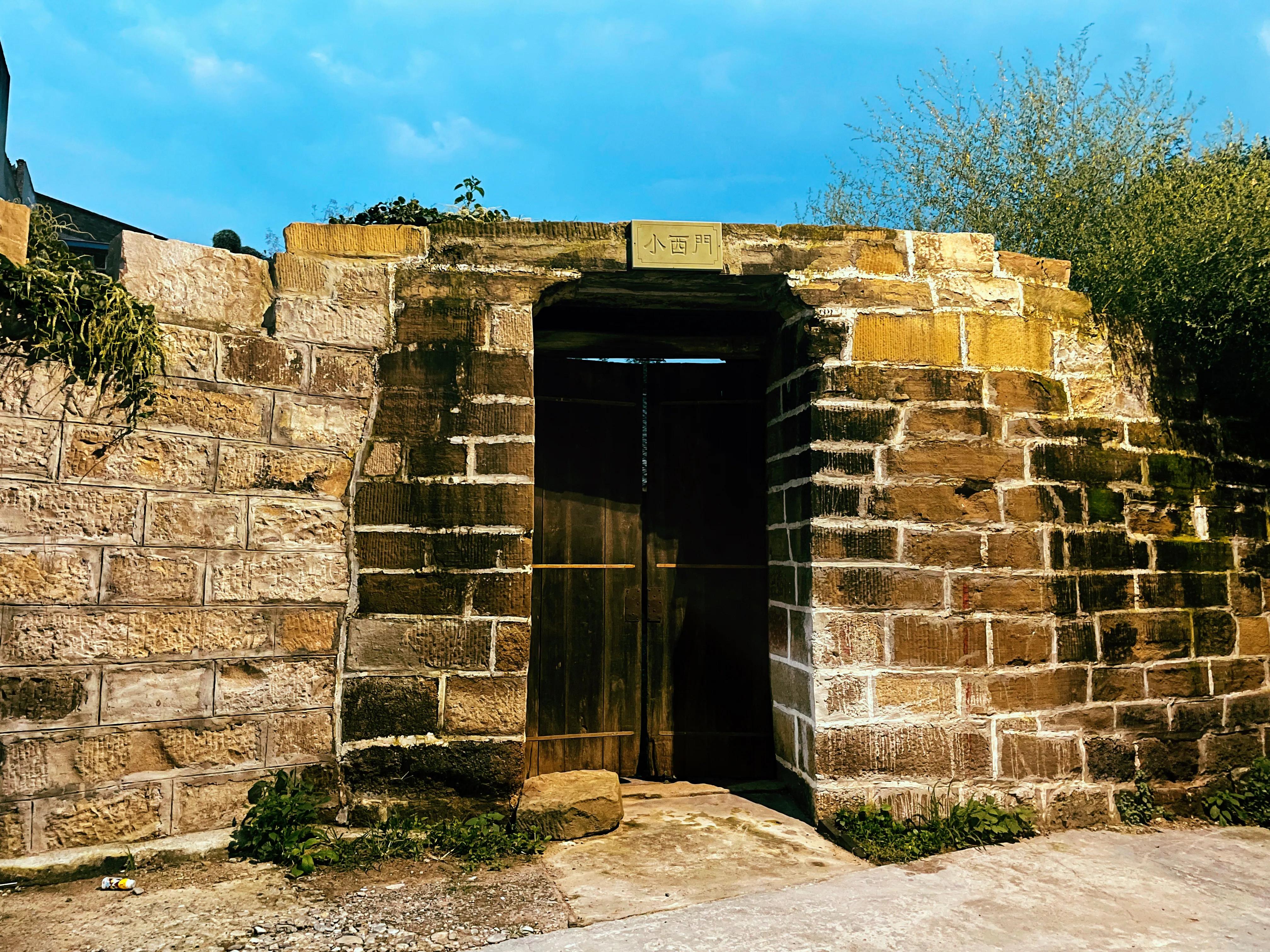 凯江边的这座古镇，别名小三台。很特别的是古城门分大小门