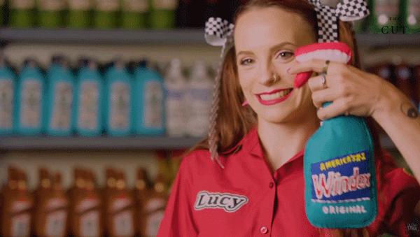 她开了间超市，卖的东西却全是假的，9000件商品，竟被一抢而空