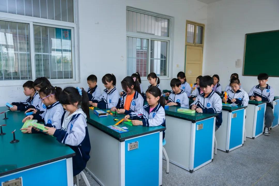 足球、跆拳道、葫芦丝、舞蹈唐河育才实验学校兴趣班趣味无极限