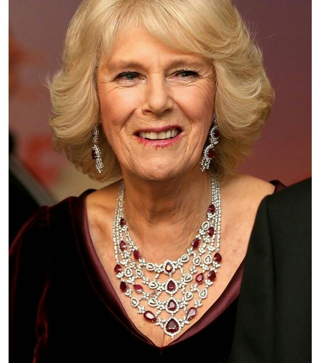 戴安娜和卡米拉都戴了一顶小王冠,珍珠和卡米拉视频