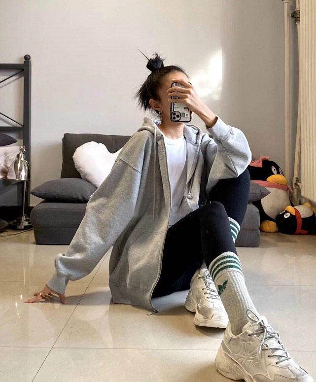 冬季阔脚裤搭配卫衣,过膝长款卫衣配瑜伽裤