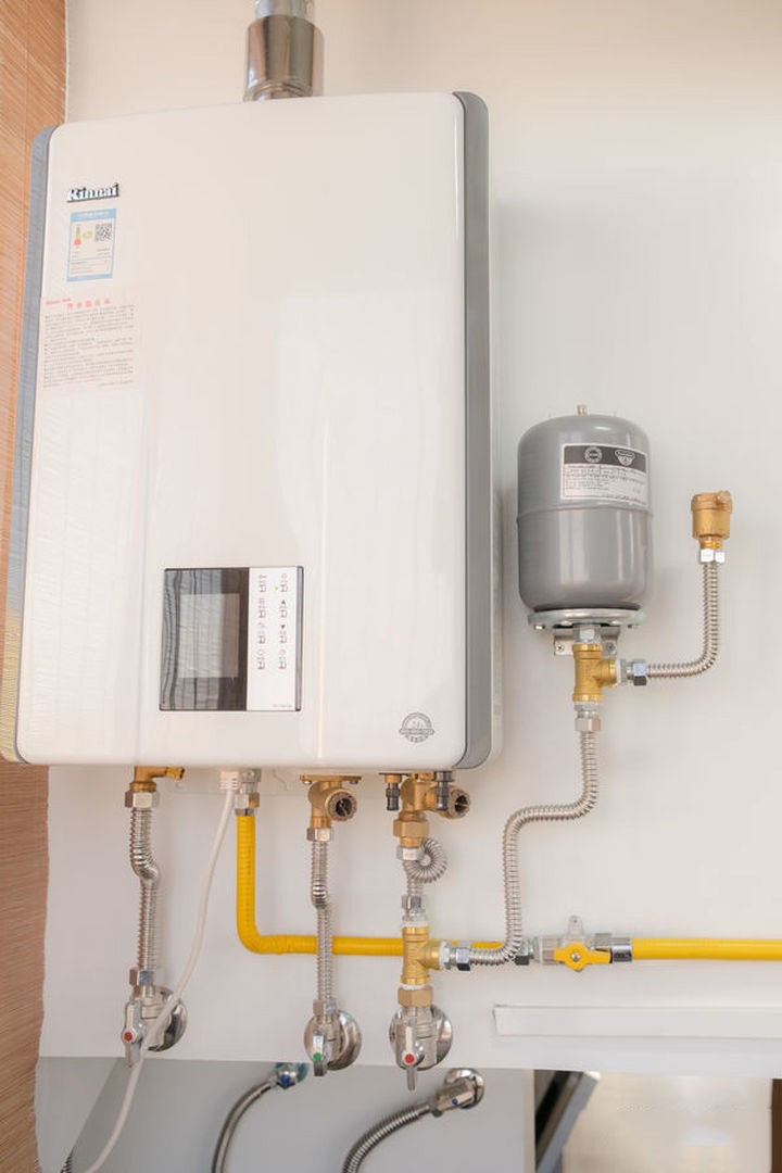 燃气热水器和电热水器哪个成本低,电热水器跟燃气热水器比较哪个好