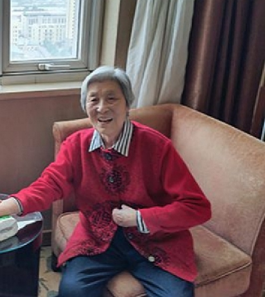 王爱梅称赞毛主席比诸葛亮高明，举出3大事例，主席：这次你赢了