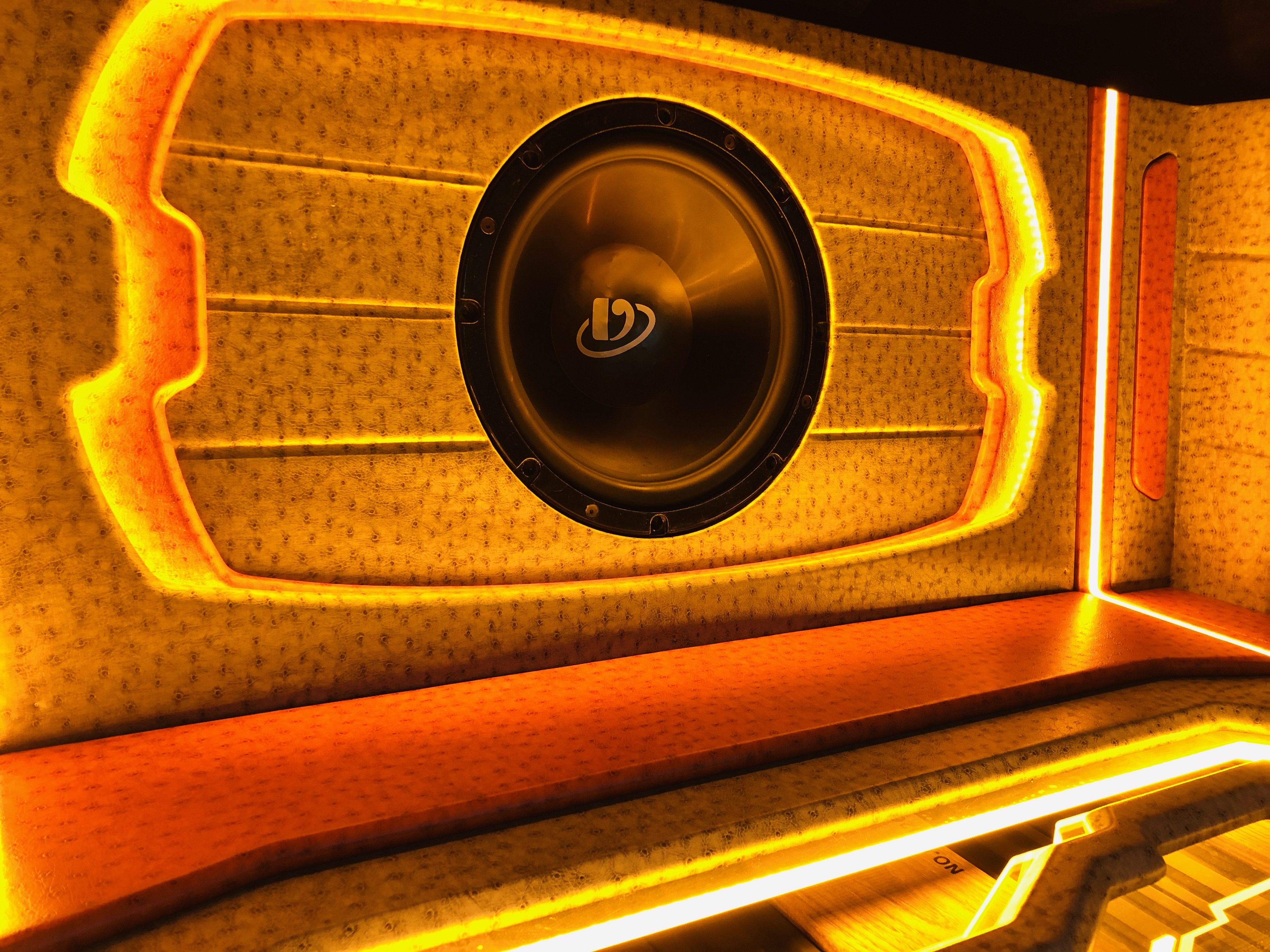 音皇丰田皇冠汽车音响改装桃木功放,视觉听觉双重享受