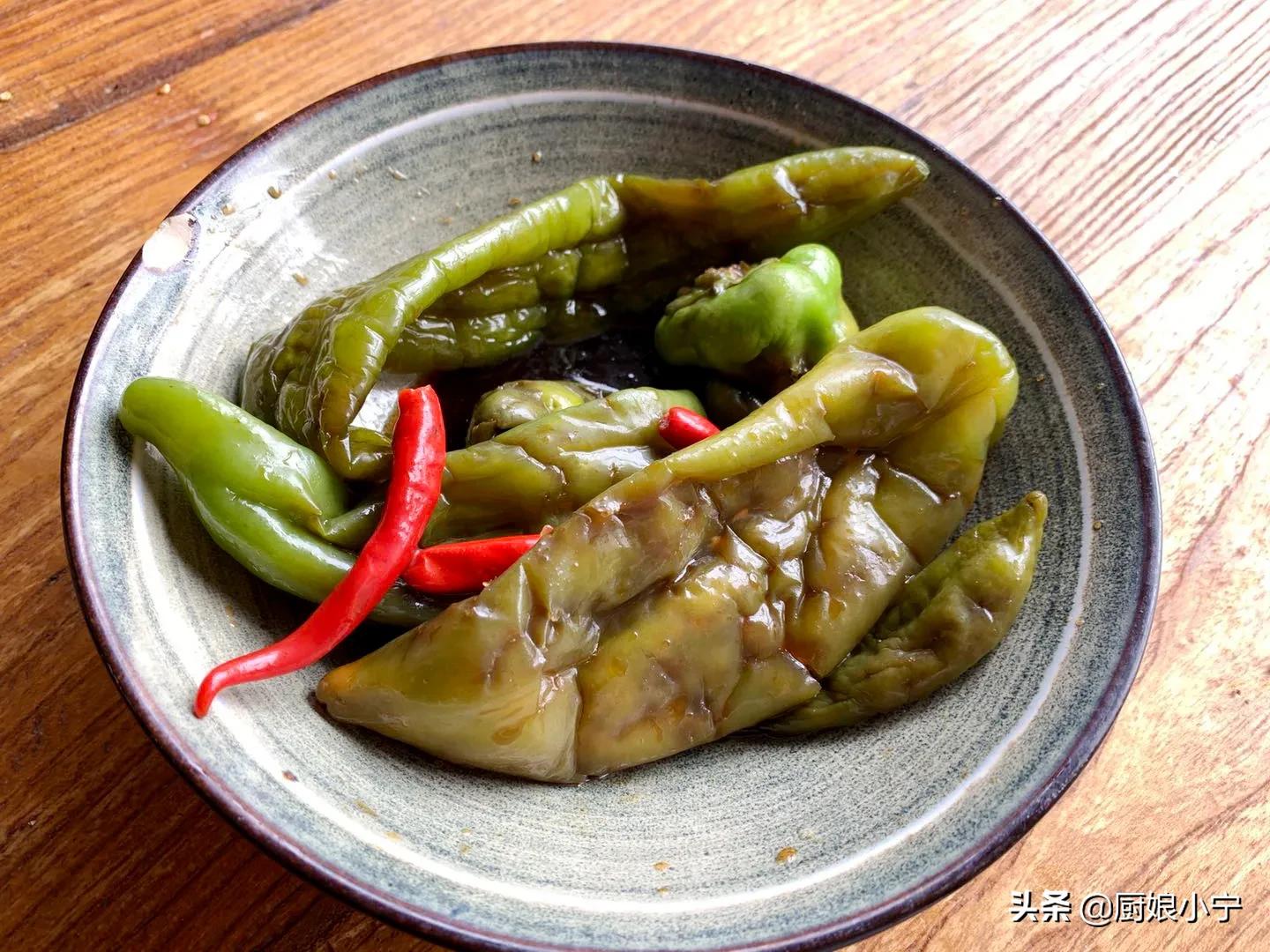 生抽腌小米辣椒和姜的最简单做法,腌辣椒最好吃的做法王刚