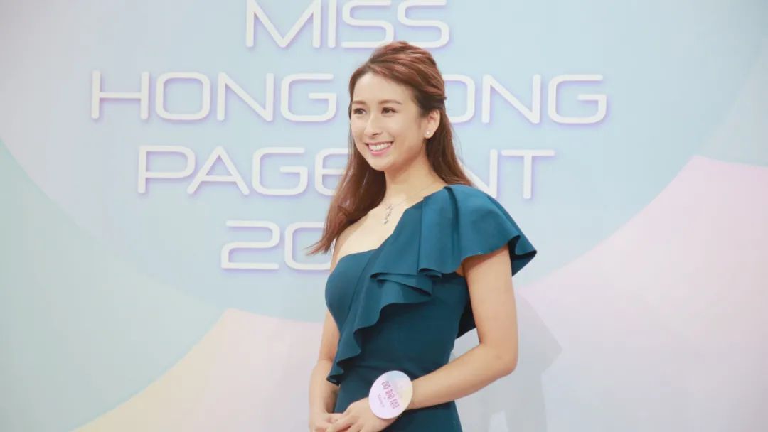 骑车摔断脚筋!TVB港姐留医两个月拄拐杖出院,男友全程贴身照顾