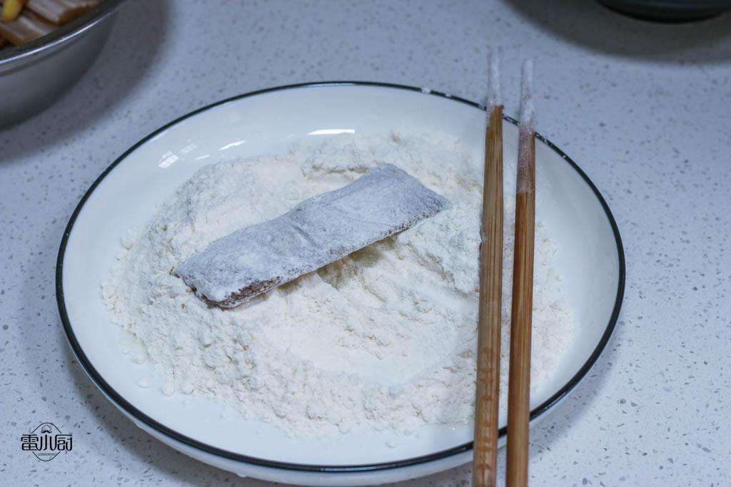 怎么煎冻的带鱼好吃不粘锅,带鱼怎么煎不粘锅不会破不加面粉