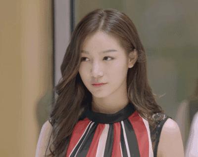 冬季穿一身白超时髦，和周雨彤学习白色服饰搭配，清纯又显白