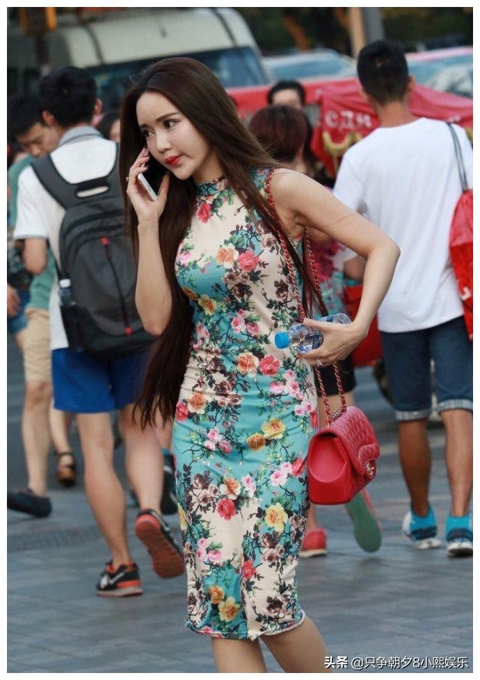 路人街拍：美女性感穿搭+精致面容配完美身材=摩登女郎