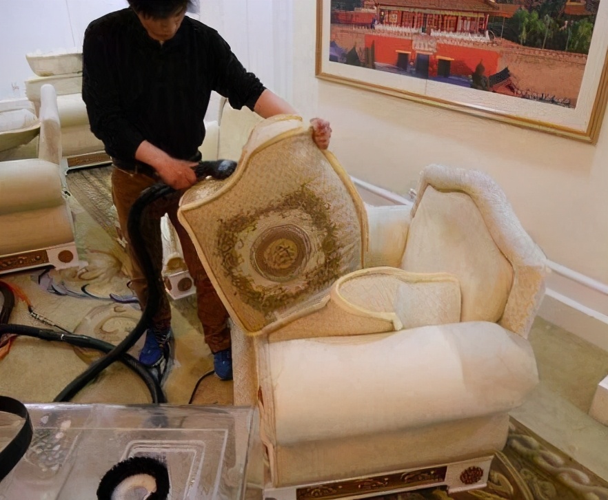 沙发又硬又黑,沙发污渍清理有色差