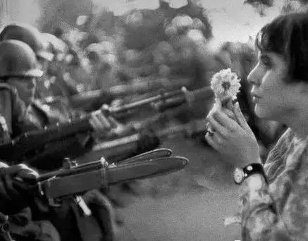 ComicsComix一个字母的区别让米奇酗酒，米妮嗑*肥药减**搞外遇？