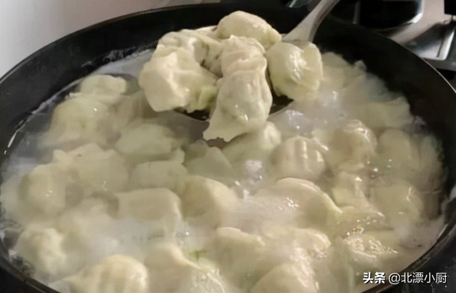 饺子怎么煮第二天加热不破皮,煮饺子千万不要直接捞出