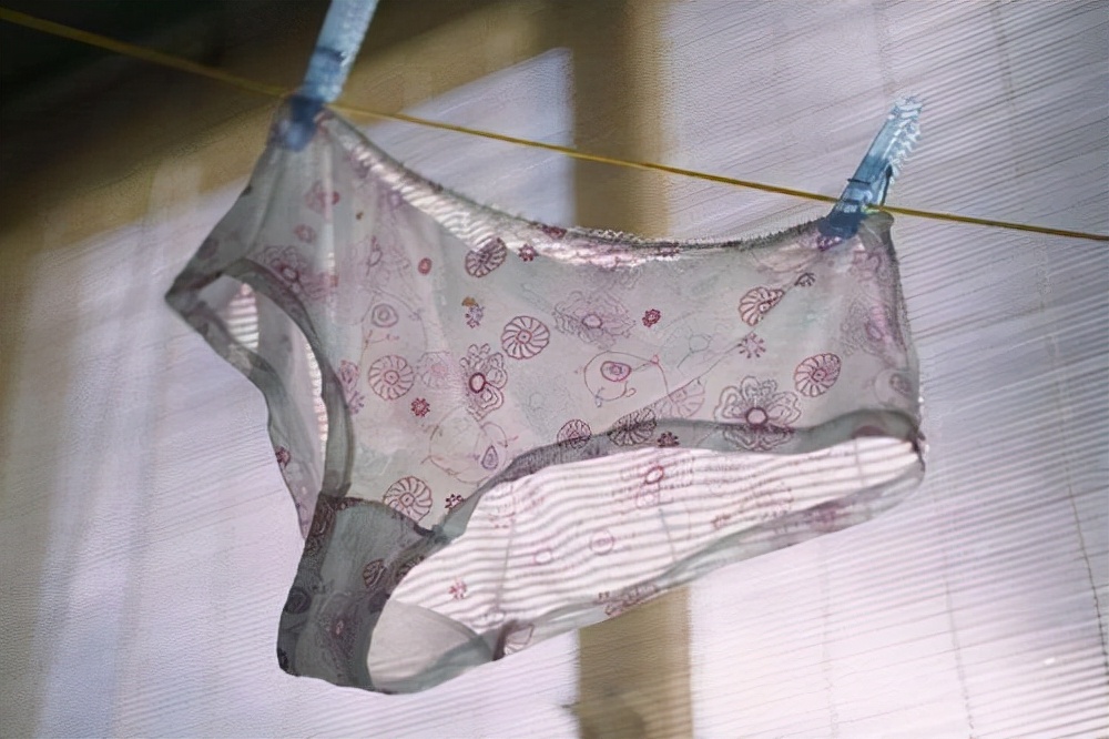 女生每天都洗*裤内**，为何中间还是发黄发硬呢？其实原因很简单