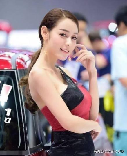 长相神似迪丽热巴的车模,车模和迪丽热巴对比照