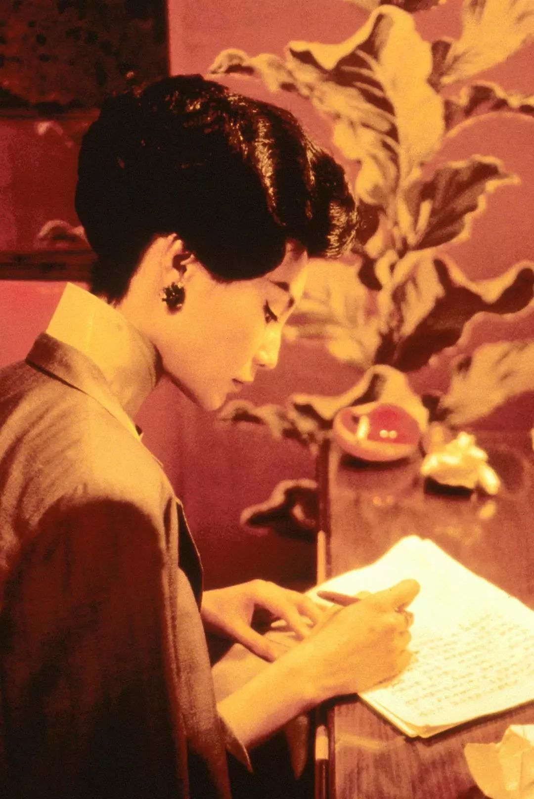 她是那个最会拍女人电影的王家卫的最新的王氏女郎