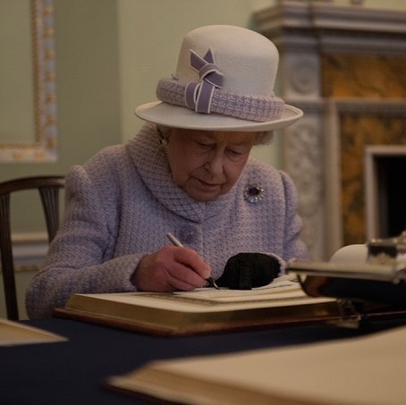 王室女性成员签名照：女王贵气，莱后最霸气，最优雅当属戴妃