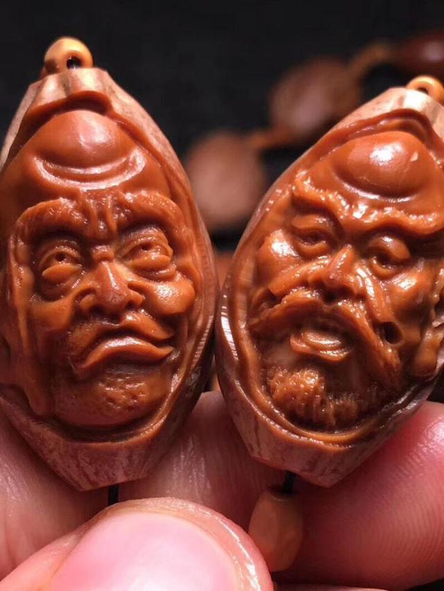 上油的文玩后期盘玩图片,文玩油颜色有黄有白