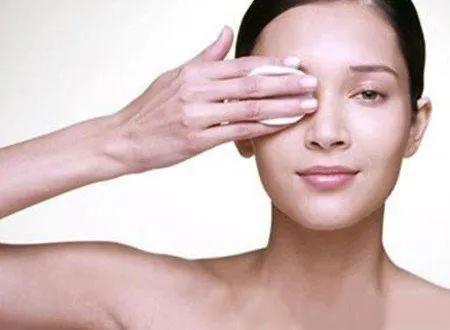 偶尔一次不卸妆直接睡觉危害大吗,卸妆三步骤让你的妆容轻松卸下