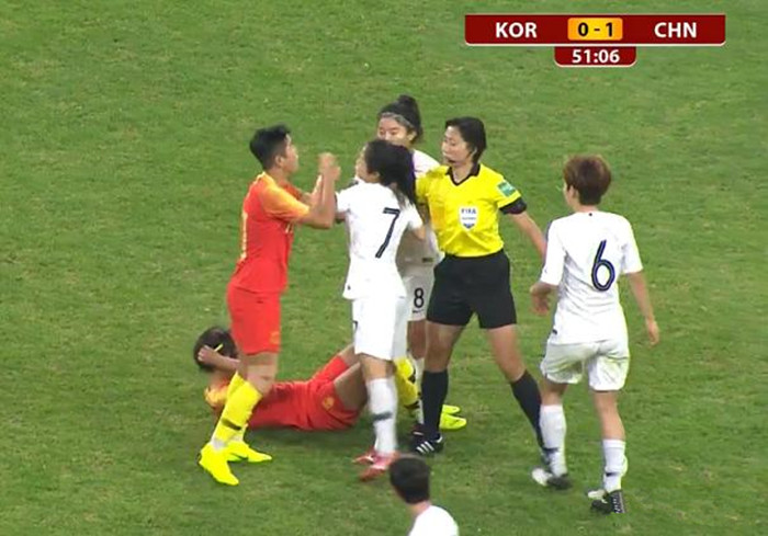 韩国球员挑衅王霜,中国女足憾平韩国王霜伤退