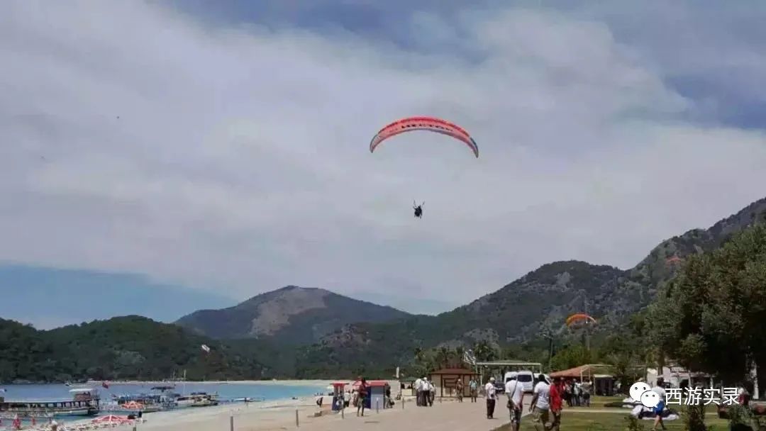 她和我从上海开车进中东后,爱上伊朗人就逃跑,还为他失恋和自杀