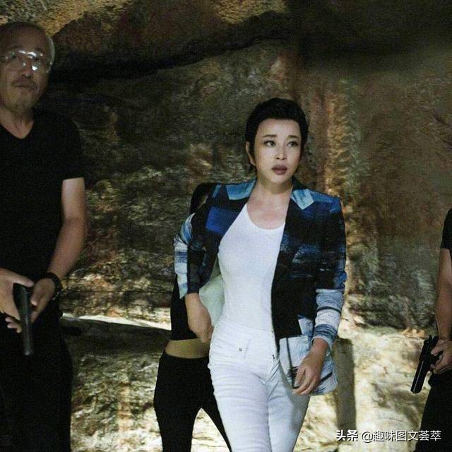 64岁刘晓庆花样多，剪短发梳成背头霸气十足，配西装霸气十足