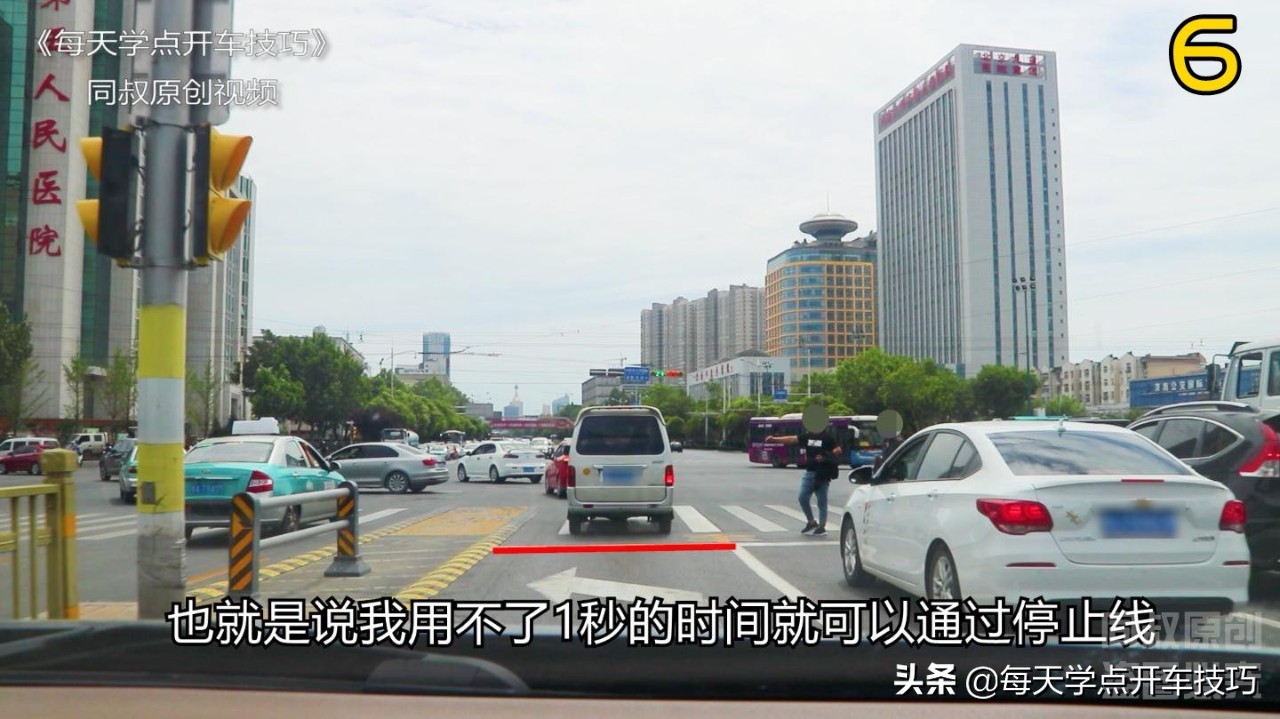 红绿灯路口行人闯红灯用不用礼让,路口遇到红灯怎么解决