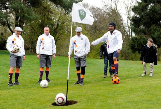 踢足球好还是打篮球好,孩子踢足球好还是打羽毛球