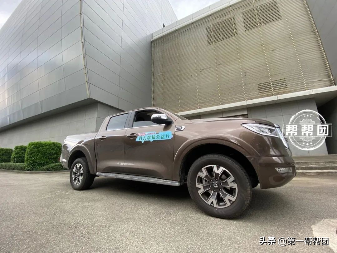 丈夫瘫痪妻子不离不弃撑起整个家,丈夫四肢瘫痪无力坐轮椅