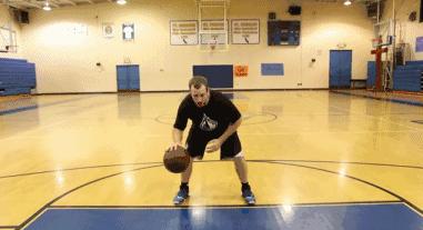 结合运球热身5分钟，让身体热起来，快速进入比赛状态