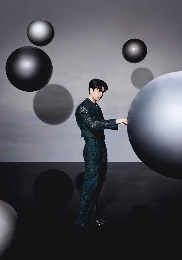 难为EXO的cody了！能找到这么多怪衣服，*钟金**仁用脸消化乞丐装