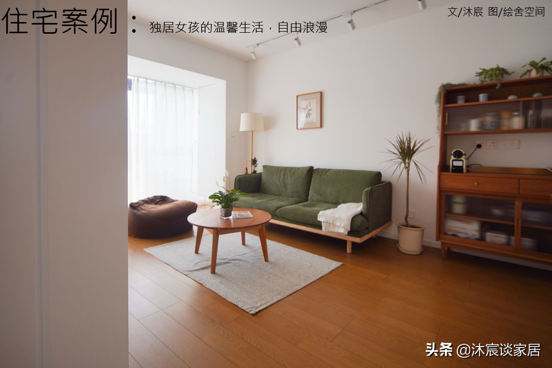 她把家布置得复古又温馨,室内被绿植环绕,这样的家,住着真舒服