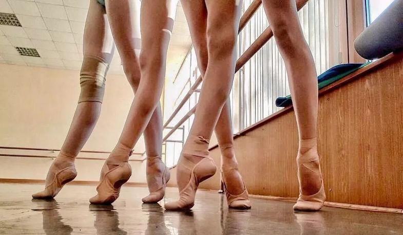 芭蕾脚背有多可怕,练芭蕾对足弓会受影响吗