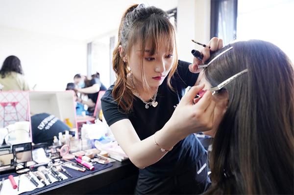 新手化妆师怎么找工作,新手化妆师怎么找兼职