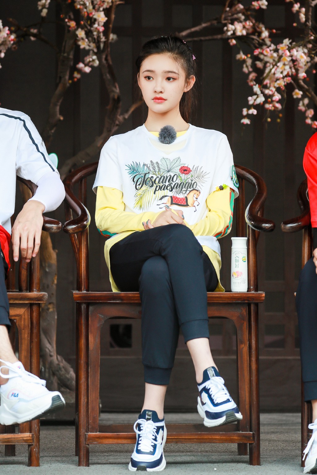 林允穿礼服高级活泼随意切换,林允一身粉色拖地长纱亮相