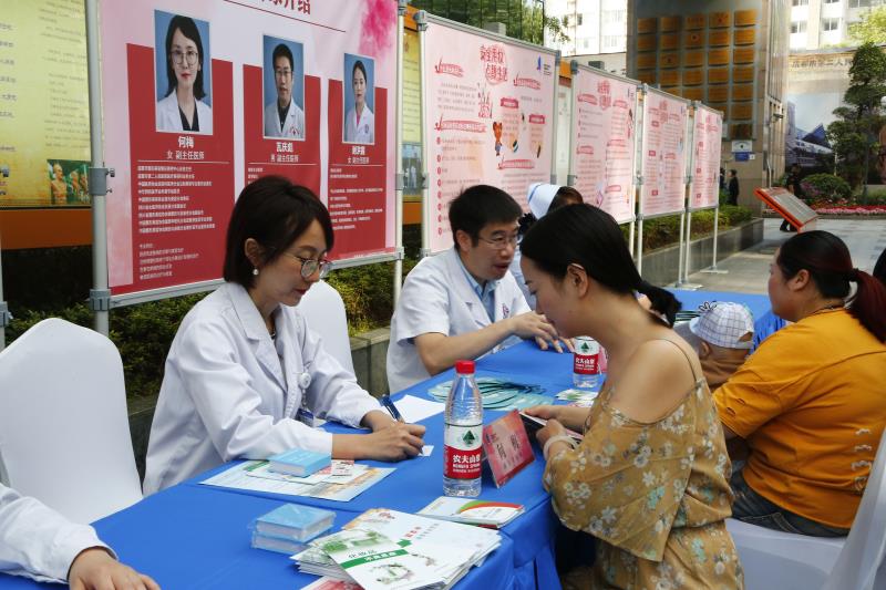 成都今天为你靓妆全国化妆品安全科普宣传周启动