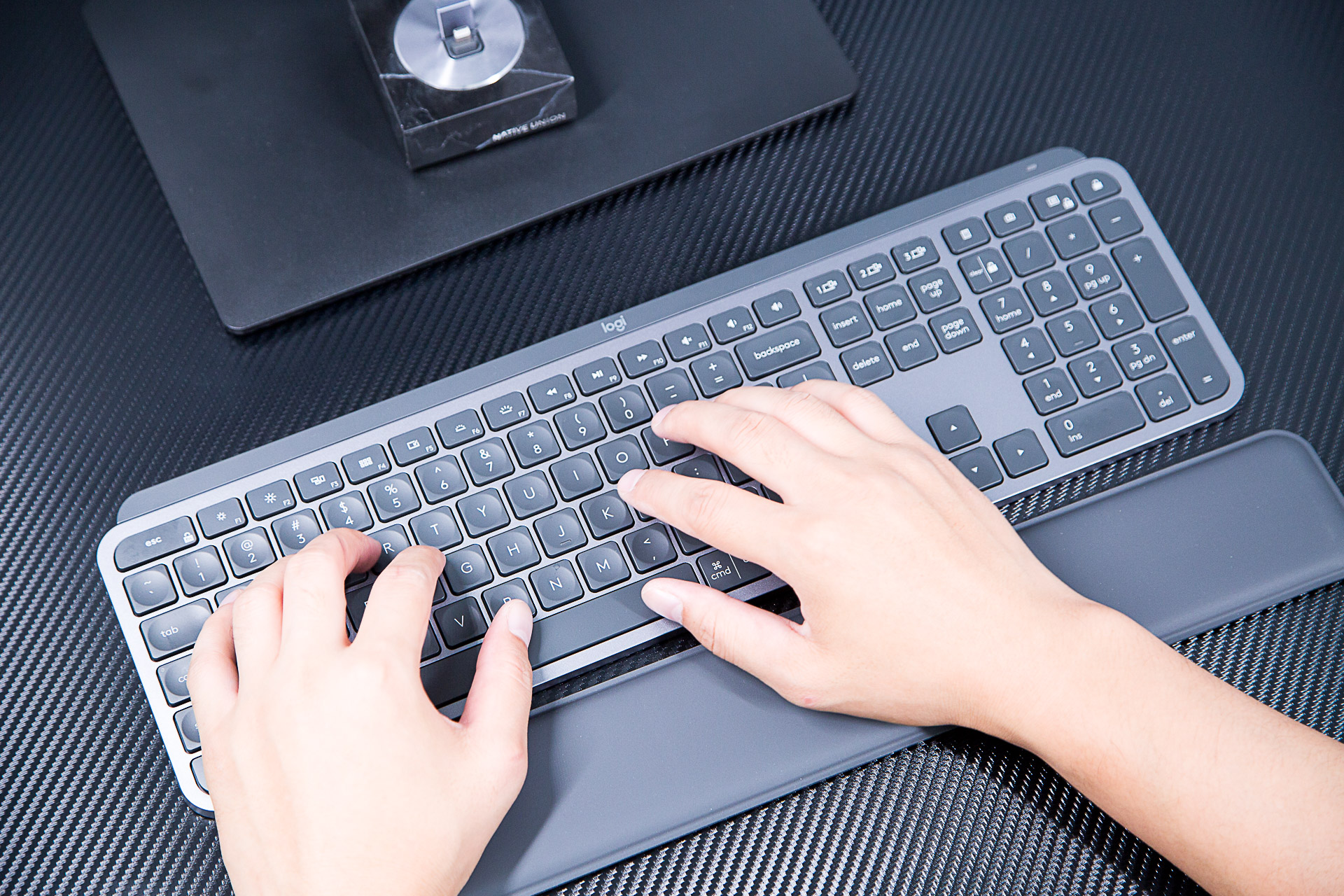 罗技mxmaster2s和3,罗技MXKeys无线键盘