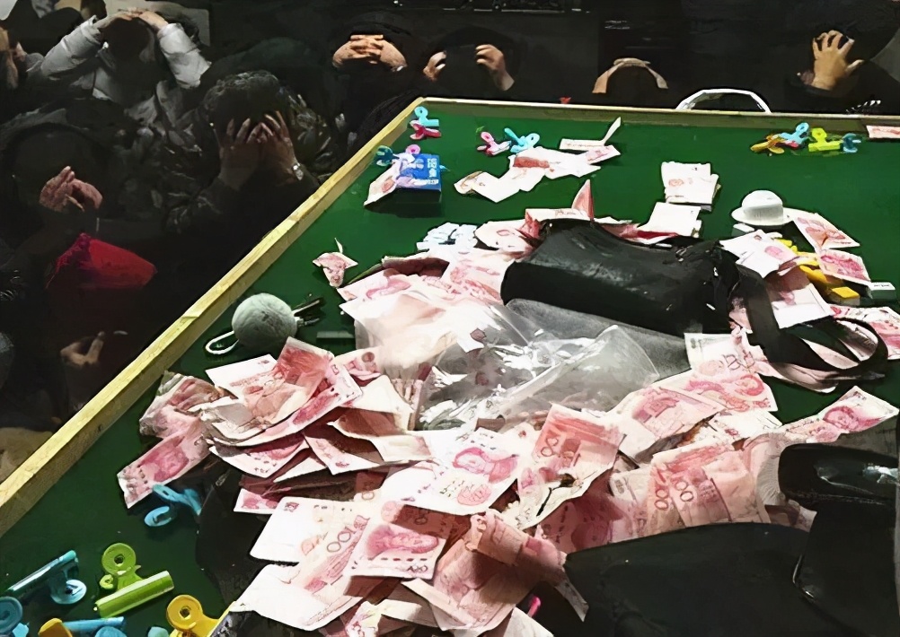 地下*场赌**的真实故事：高中数学老师计算输赢概率，最后赔得精光