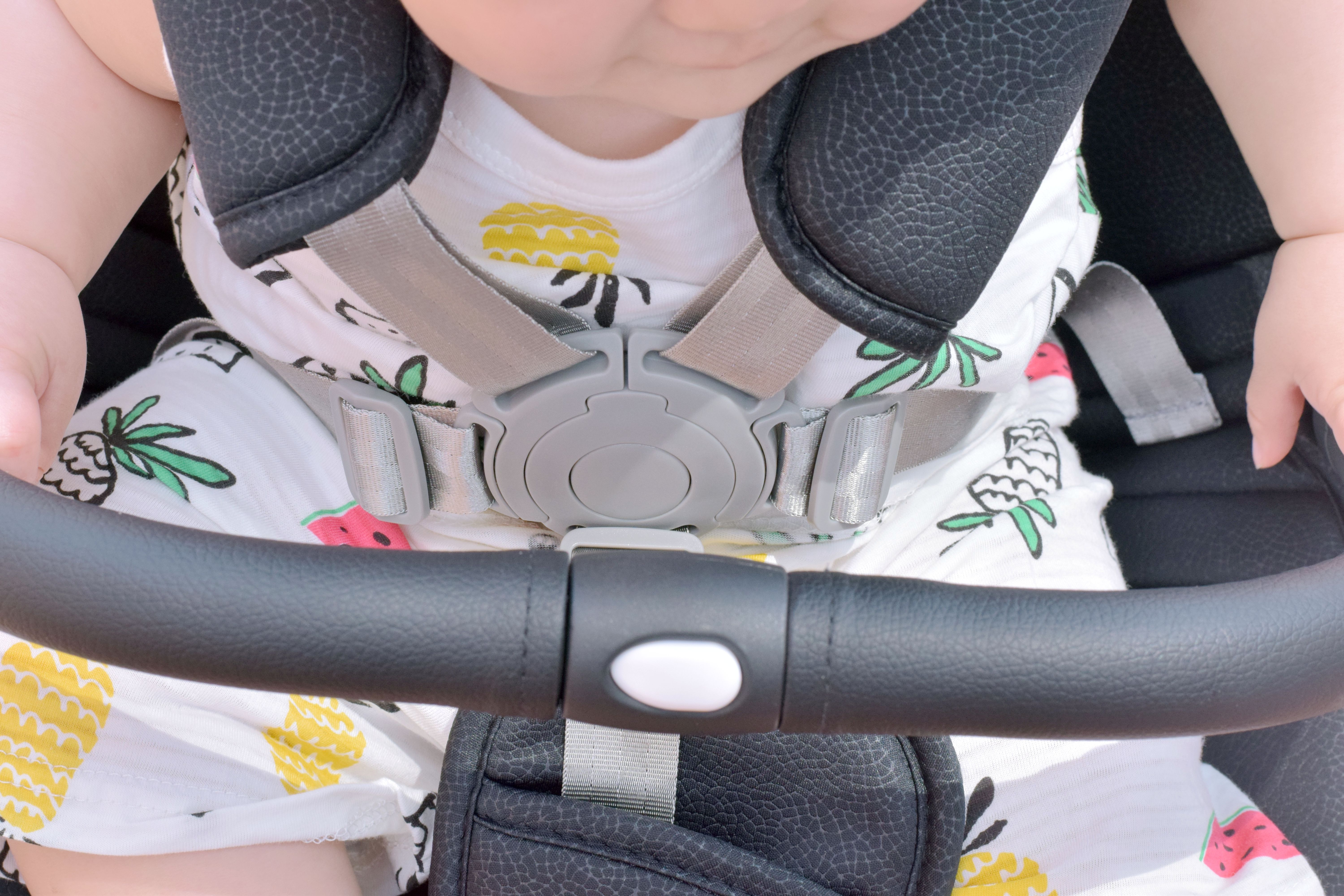 防侧翻设计，单手开合，小米推出首款轻便溜娃车，网友：价格合理