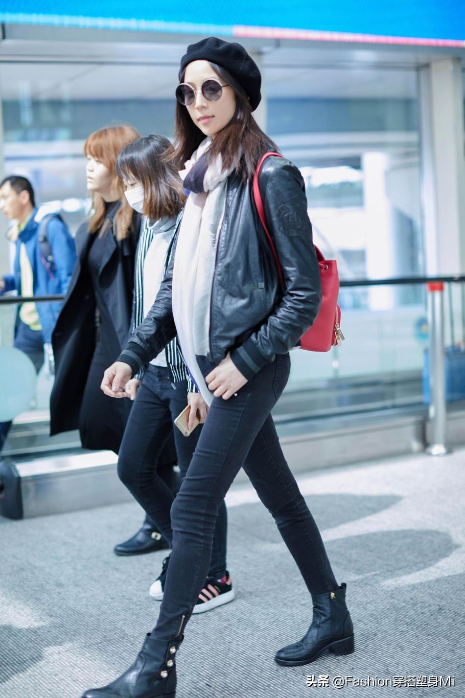 张钧甯皮衣机场照 (张钧甯身穿黑色皮衣)
