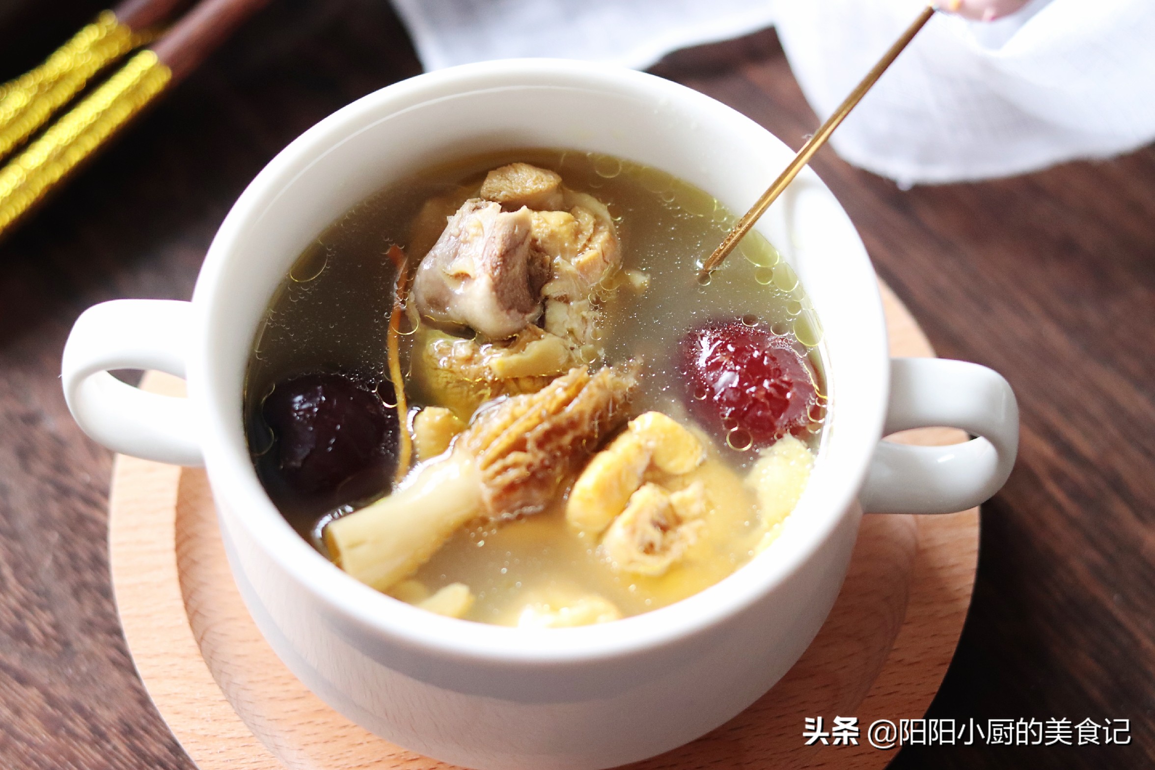 暖身滋补正当时推荐羊肚菌鸡汤,新鲜的羊肚菌炖鸡汤川味的做法