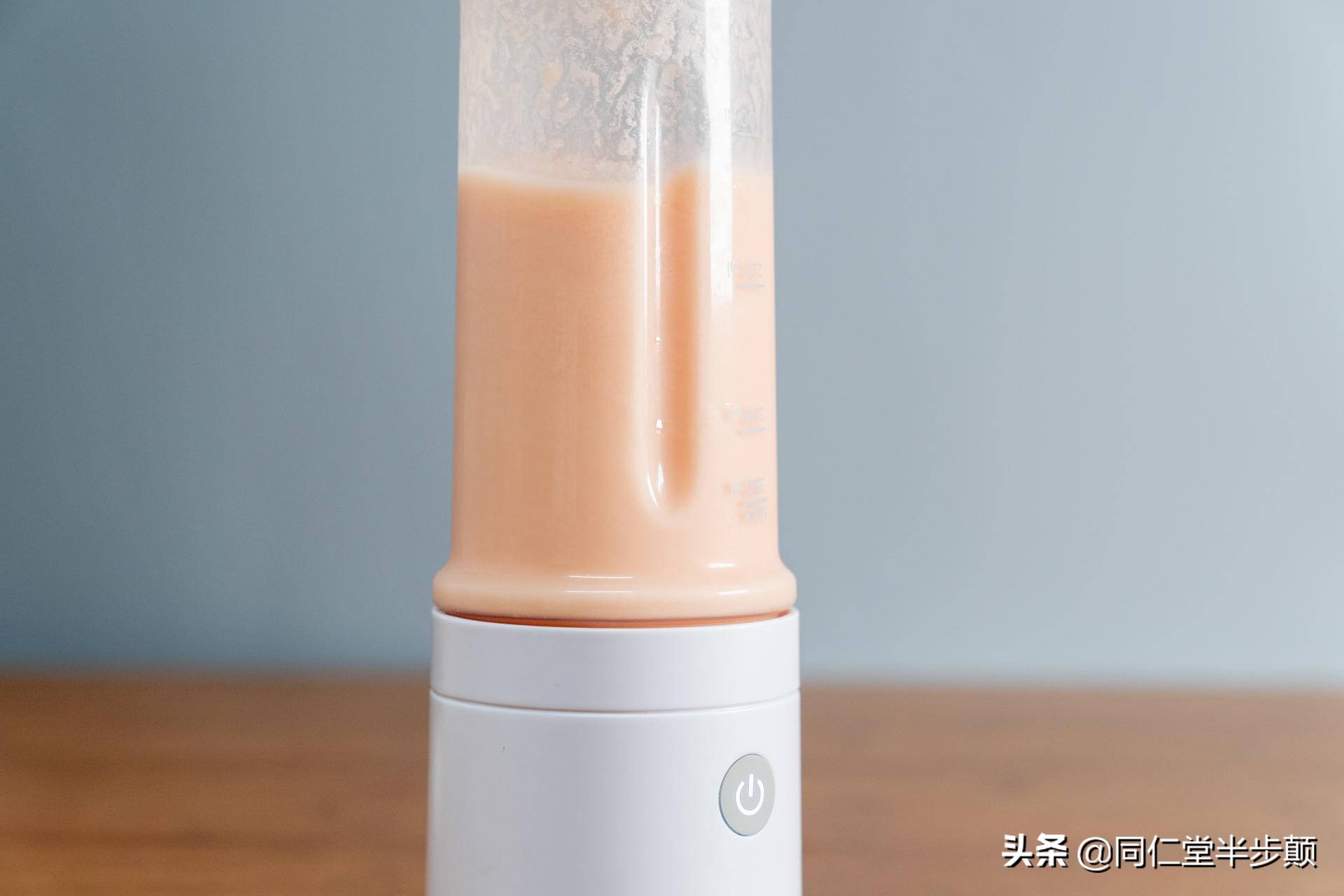 怎么用榨汁机榨果汁,如何用榨汁机榨出一杯好吃的果汁