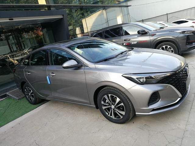 长安逸动5.99万超值版,长安逸动plus荣威i5哪个省油耐用